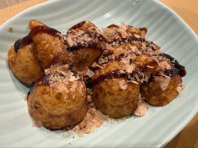 【ロピア たこ焼き 1kg】王道のソース×かつお節アレンジ!たこ焼きソースとかつお節をのせれば、お祭り気分の一皿に♪ 家族ウケ間違いなしの定番スタイルです◎