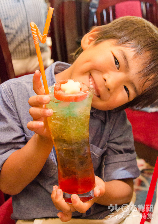 香港ディズニーランドホテルの「クリスタル・ロータス」では、キャプテン・アメリカのスペシャルドリンクも