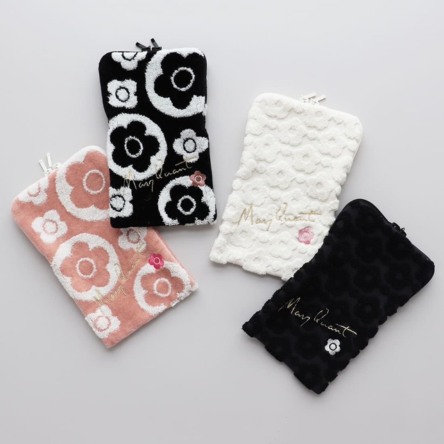 【マリークヮント】「ファスナー付きタオル」￥1,320
