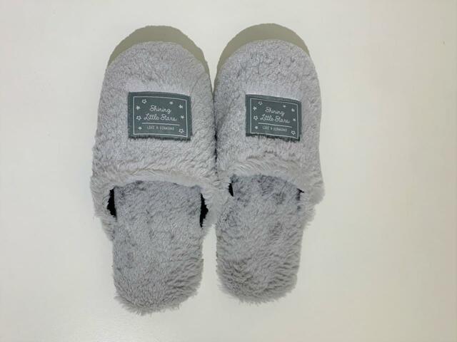 Watts「フェイクファー もこもこスリッパ／グレー」価格￥330（税込）