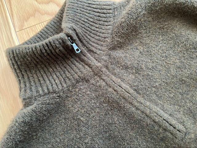 【UNIQLO スフレヤーンハーフジップセーター】カラーシャツなどを合わせて着るのもかわいい