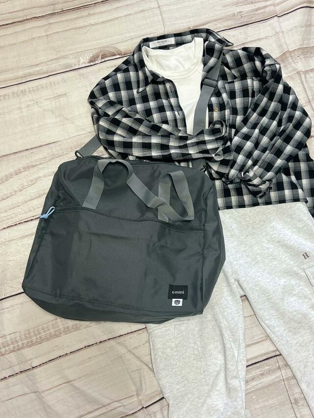 ラフなスウェットカーゴパンツに合わせても洒落感たっぷり♪