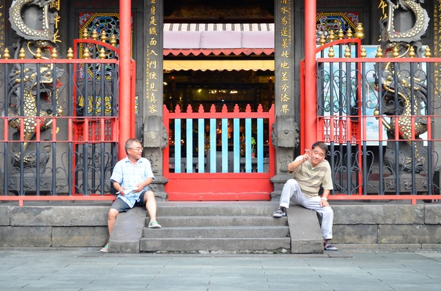 清水厳祖師廟の本堂の前でくつろぐ地元民。この右手には大衆酒場があり、日本語世代のお年寄りや元ヤクザのおじさんなどが昼間から飲んでいる