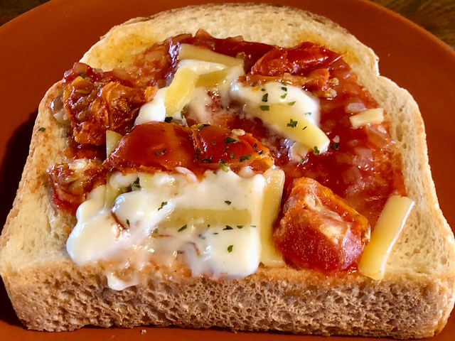 【スターバックスコーヒー　セミドライトマトのピザトースト】電子レンジとオーブントースターで温めて焼きたての味を楽しましょう