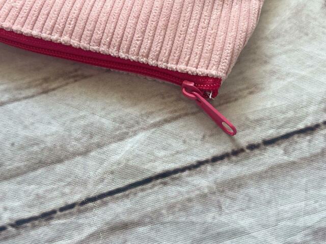 ファスナーもロゴ刺繍と同じカラー