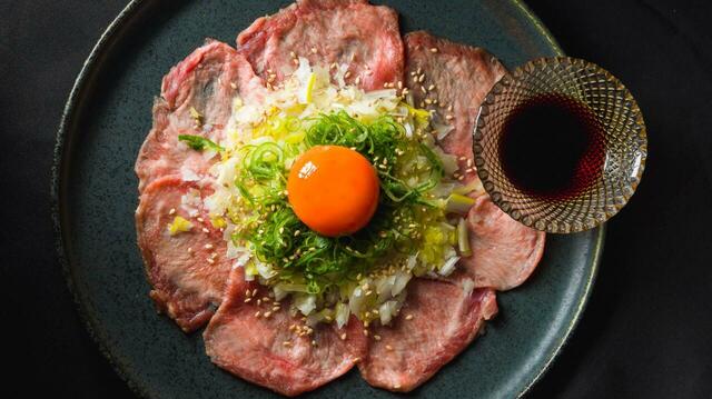 「幡ヶ谷タン刺し」<料金:食べ放題 6,000円(税込)>【【焼肉】酷暑にスタミナチャージ!食べ放題の「牛タン・タン刺し・特大ハラミ」をレモンサワーで流し込もう!】