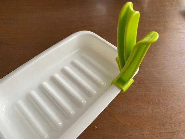 【ダイソー ペットボトル水切り】噛ませたフックを垂直に持ち上げる