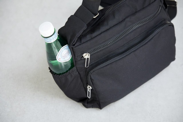 ペットボトルに便利なゴム付きポケット