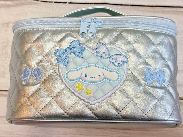 【サンリオキャラクターズ当りくじ】「3．バニティケース／シナモロール」フロントには、ホワイトレースに縁取られたキルティングハートの中に、シナモンのお顔プリント入りワッペンがあしらわれたデザイン！
