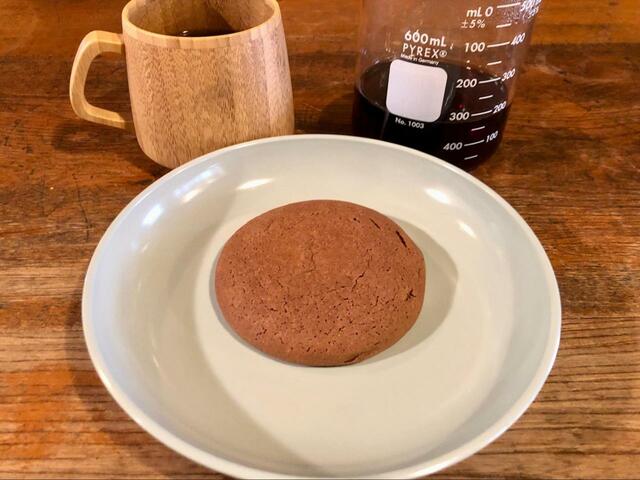 【ファミリーマート　チョコたっぷり チョコレートクッキー】ころんと丸いフォルムが可愛いですね