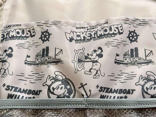 【Disney100 蒸気船ウィリー マルチに使えるポーチBOOK】グレージュカラーにブラックのプリントなので、子供っぽくならないのもうれしいポイント♪