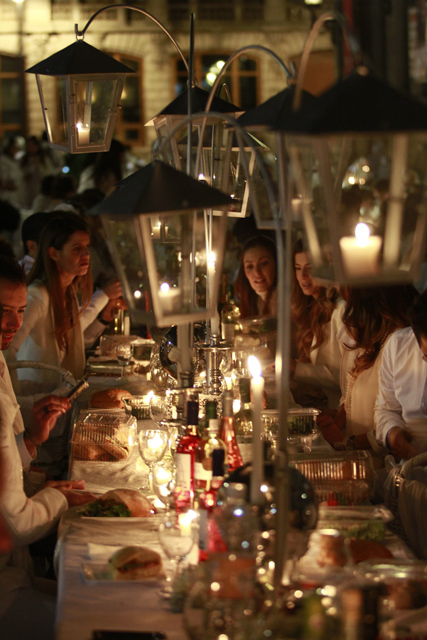 超優雅な“白”で統一されたパーティー「ディネ・アン・ブラン」