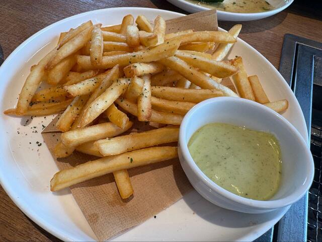 【プレミアムカルビ　フライドポテト フレッシュバジルマヨ】カリッと香ばしいポテトに、店内でフレッシュバジルから作るバジルマヨをたっぷりディップ♪止まらないおいしさ◎(9月末までの期間限定）