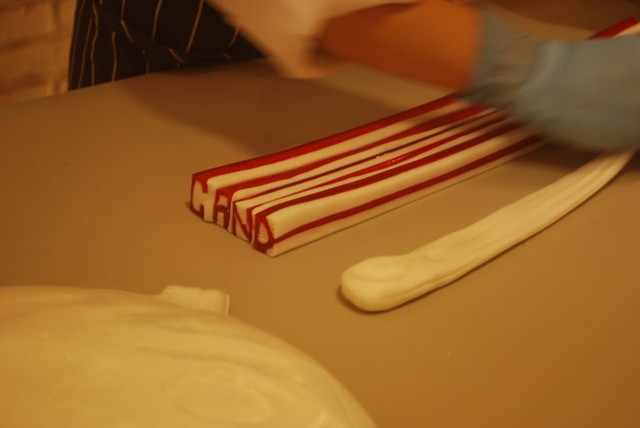 CANDY SHOW TIME：ライチキャンディーづくり・作った文字を並べ白いキャンディーで包むと、大きなアメの塊に