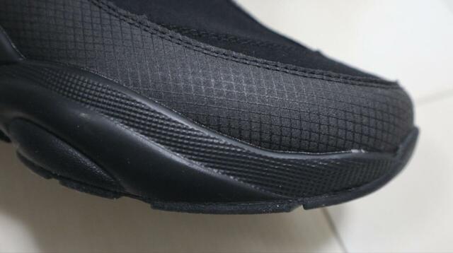 【ワークマン レディースサイドファスナー防水ブーツ】つま先は少し反り上がる形で、スニーカーのように次の一歩が踏み出しやすいです！