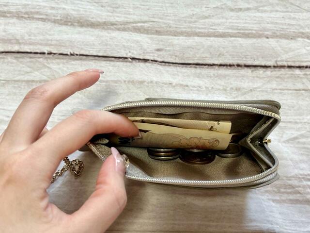 お札は三つ折りにすれば入ります♪