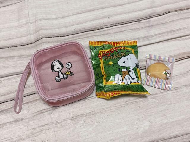 ポーチの中に2種類のお菓子入り