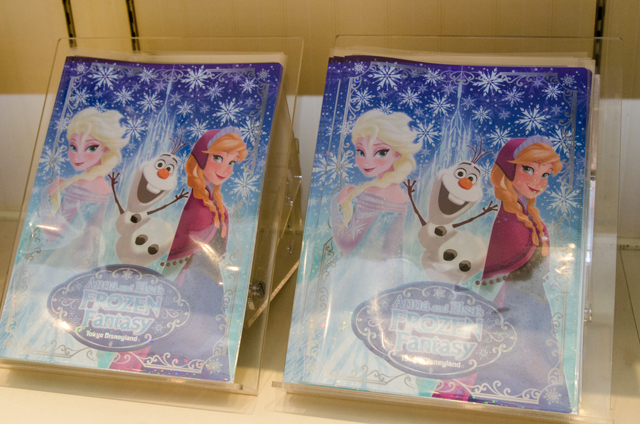 東京ディズニーランド(TDL)「アナとエルサのフローズンファンタジー」期間中に購入できる、映画『アナと雪の女王』関連グッズ ©Disney