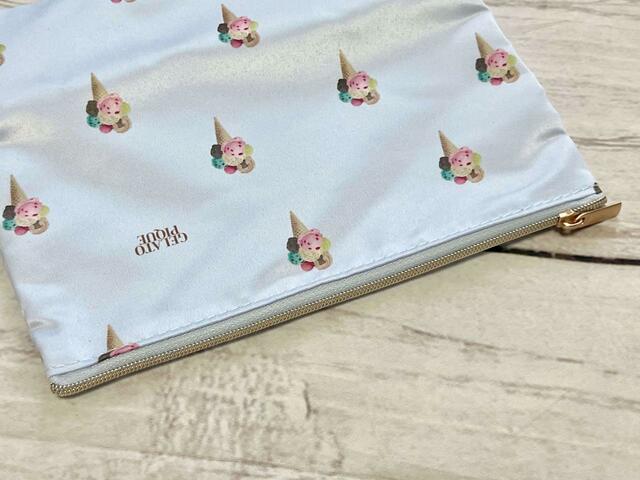 ファスナーで開閉する仕様【sweet 2023年10月号付録】「gelato pique（ジェラートピケ）特製　上質サテンポーチ＆ハードカバーメモノート」