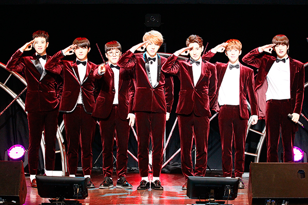 Block B　左からピオ、ユグォン、テイル、ジコ、ビボム、パクキョン、ジェヒョ