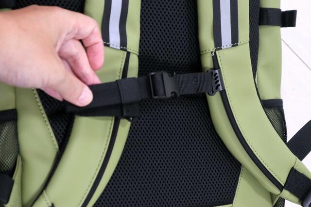 【ワークマン リフレクトソフトPUリュック】チェストベルトは上下にスライドできるので体格に合わせて調整可能！
