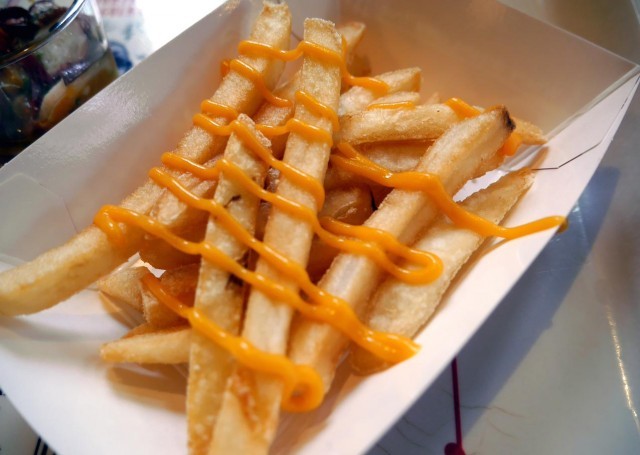 フレンチフライポテト、チェダーチーズソース