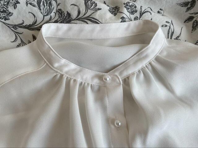 【GU （ジーユー）パールボタンブラウス(長袖)】透け感のある素材がかわいい