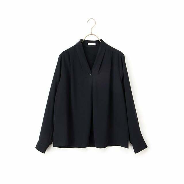 あったか裏地Vネックブラウス 2,980円(税込)