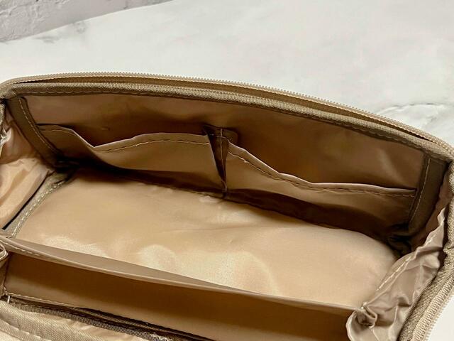 【オトナミューズ 4月号 付録:小田切ヒロさん監修「レザー調コスメポーチ」】仕切り付きのポケットがふたつ