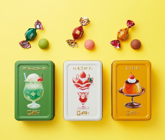「メリーチョコレート はじけるキャンディチョコレート。」クリームソーダ⽸、いちごパフェ⽸、プリン⽸／各 1,296 円