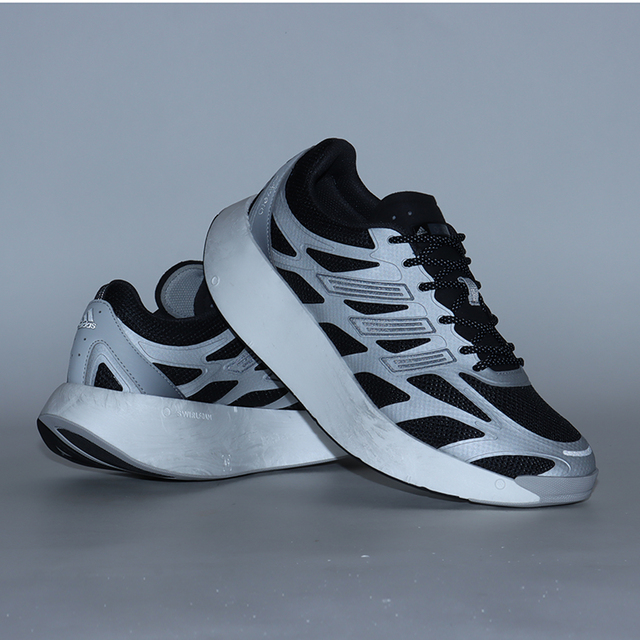 【ADIZERO ARUKU “KOUSATEN”】厚底のミッドソールには“SWIRLFOAM”が搭載されており、優れたクッション性を誇ります