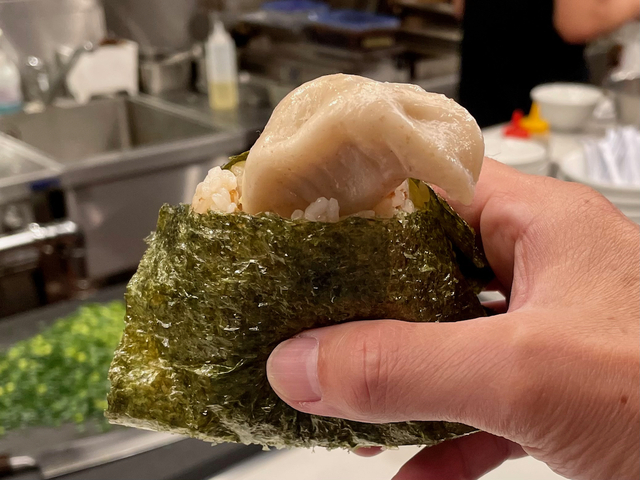餃子のラスベガス見た目以上にでかい。かなりビッグな「餃子おにぎり」