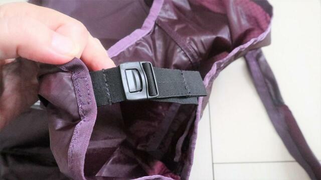 【モンベル U.L.MONOバッグ L】中央に付いているバックルベルトも薄くて丈夫