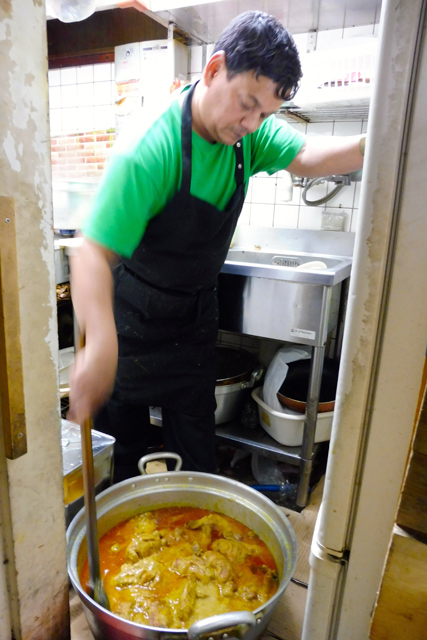 バングラデシュ料理店「アジアカレーハウス」／骨付きの鶏もも肉を大鍋で煮込む