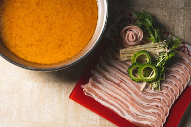 「県産豚の火鍋しゃぶしゃぶ」＜期間：2026年3月10日〜7月6日＞【【沖縄】進化した“至福の海老づくしビュッフェ”！「ヒルトン沖縄北谷リゾート」の大人気ビュッフェが3年連続で開催されます！】