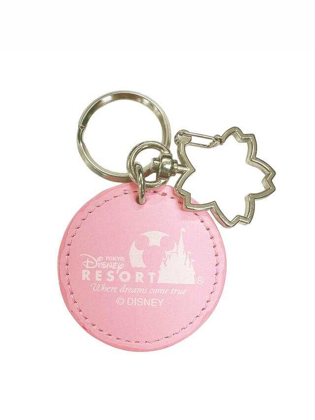 キーチェーン 1,300円｜サイズ：（全長）長さ約7cm、本体：牛革｜東京ディズニーリゾート「サクラ」モチーフグッズ｜販売店舗：東京ディズニーランド「ギャグファクトリー/ファイブ・アンド・ダイム」、東京ディズニーシー「ベッラ・ミンニ・コレクション」｜発売日：2023年2月2日（木）
