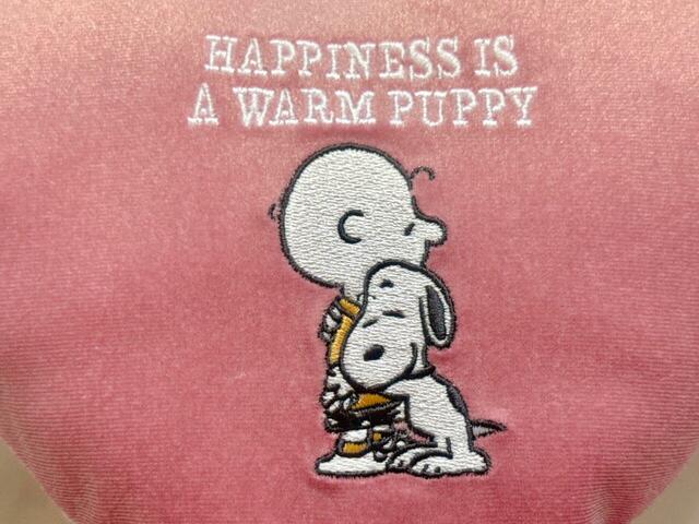 フロントにはなんともキュートなスヌーピー＆チャーリー・ブラウンの刺繍入り！