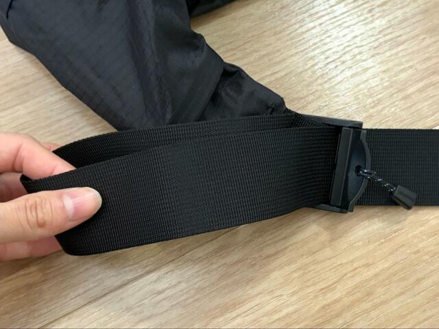 【モンベル　ポケッタブル　ライトショルダーL】ショルダーストラップの幅が広いので、荷物をたくさん入れても肩が痛くなることはありませんでした