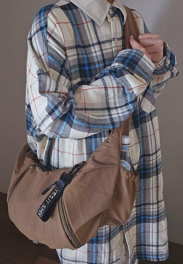 【studioCLIP からだよろこぶナイロンショルダーバッグ】バッグが体に沿う形になっています。重さを肩だけでなく身体でも支えることができるため、疲れにくさを実感しました◎