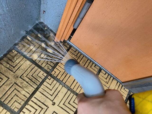 【アイリスオーヤマ 充電式ポータブルウォッシャー】タイルの溝の泥汚れにも温水洗浄が効果的