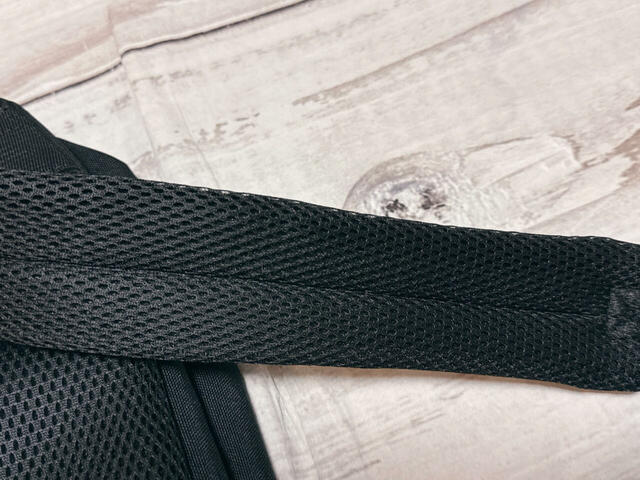 ショルダーストラップの背面もメッシュ素材
