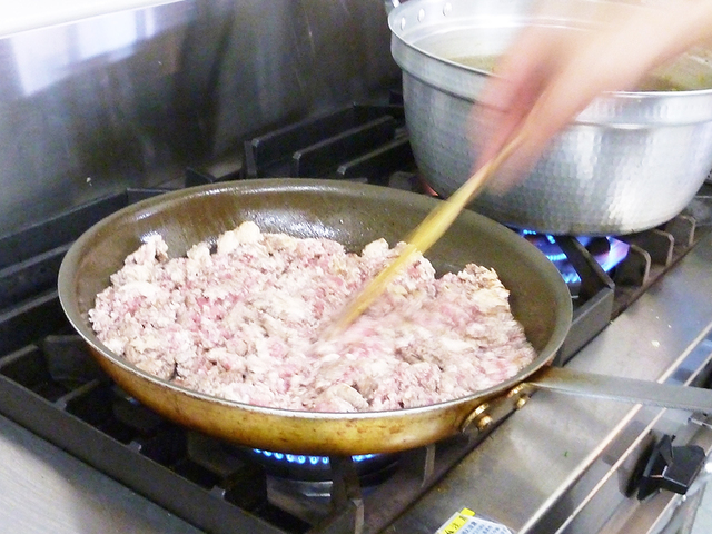 スマイルデイズ 道の駅やちよ店／「やちよキーマカレー」調理風景