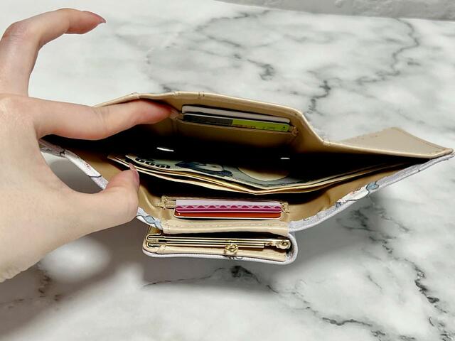 お札いれのポケットにもカードをイン！【アベイル×ちいかわ】がま口財布（ちいかわ）※ハチワレの総柄口金財布：1,980円（税込）