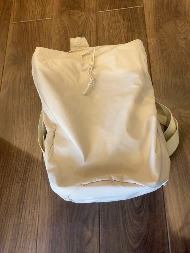 【UNIQLO U　ドローストリングバックパック】紐を緩め、開け口をボタンで留めれば平面的なフォルムにすることも可能