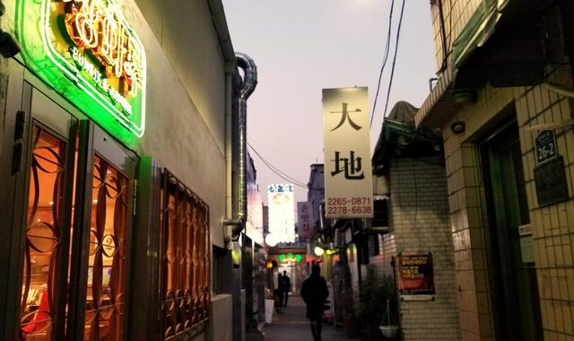 【ソウル乙支路3街】ノガリ横丁の北側にある路地には、若者向けの飲食店が続々登場。この路地にある飲食店ではＢＴＳのビデオクリップも撮影された