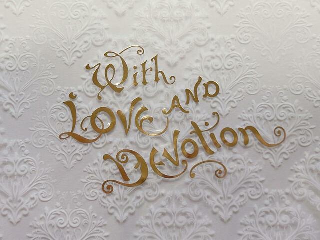 かわいいフォントのロゴがゴールドの箔押しでプリントされています