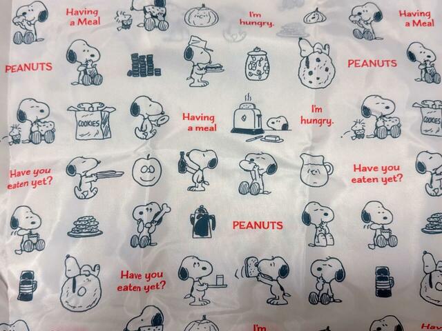 キュートなスヌーピーとPEANUTSの仲間たちの総柄デザイン！