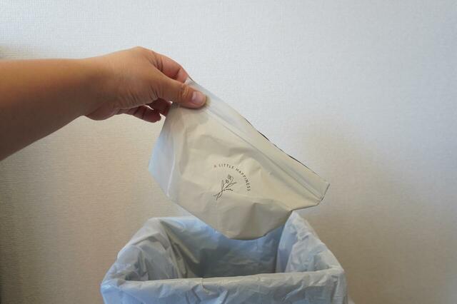 袋ごと捨てられる