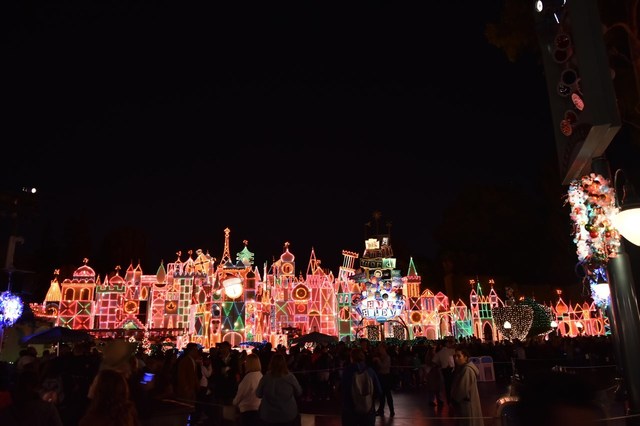 イッツ・ア・スモール・ワールド「ベリーメリーホリデー」