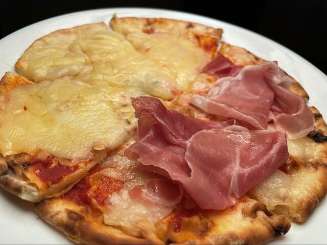 【サイゼリヤ バッファローモッツァレラのピザ・プロシュート】肉が加えられて満足感アップ！